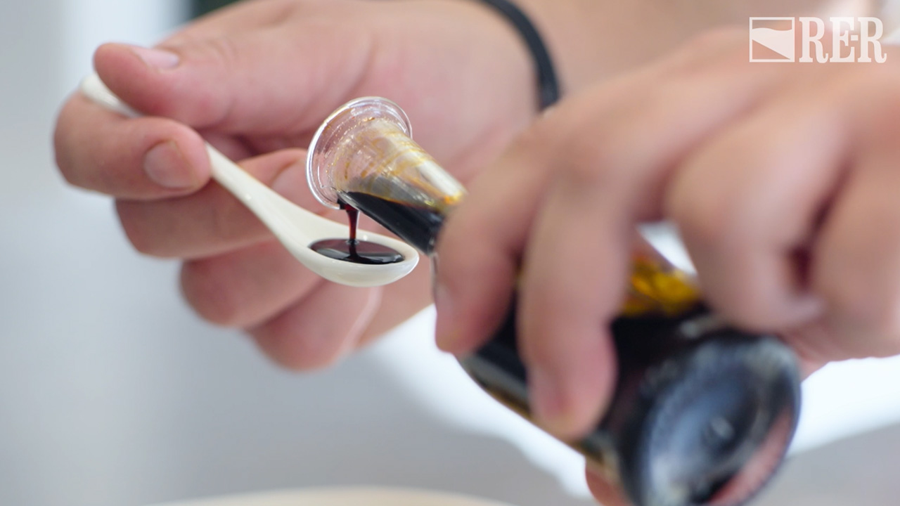 In buone mani - Aceto Balsamico Tradizionale di Reggio Emilia - immagine