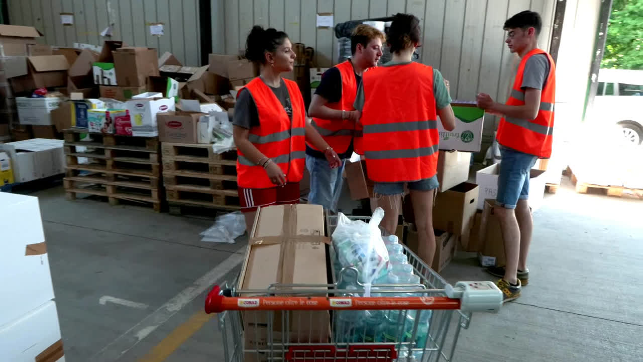 Alluvione - I volontari al centro donazioni al Pala fiera di Forlì - immagine